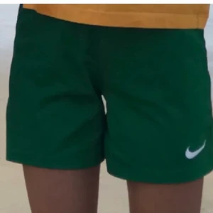 Gröna Nike shorts - LÅNADE BILDER gröna Nike shorts i storlek S man 
