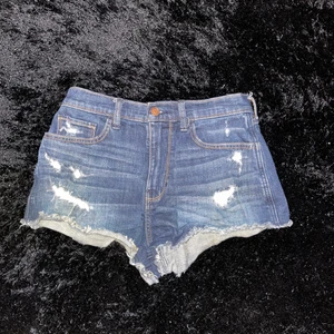 Hollister shorts  - Storlek syns på bild 3, passar som M. Fina näst intill oanvända short. Bra skick! 