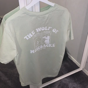 T-shirt - T-shirt från oneofone, köpt i Visby och är limited edition, använd ca 4 gånger och storlek S.