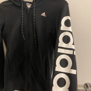 Adidas hoodie - Säljer min adidas hoodie som är för liten🖤 den är använd men fortfarande i väldigt bra skick🤍 den är köpt för runt 700-800kr🤍
