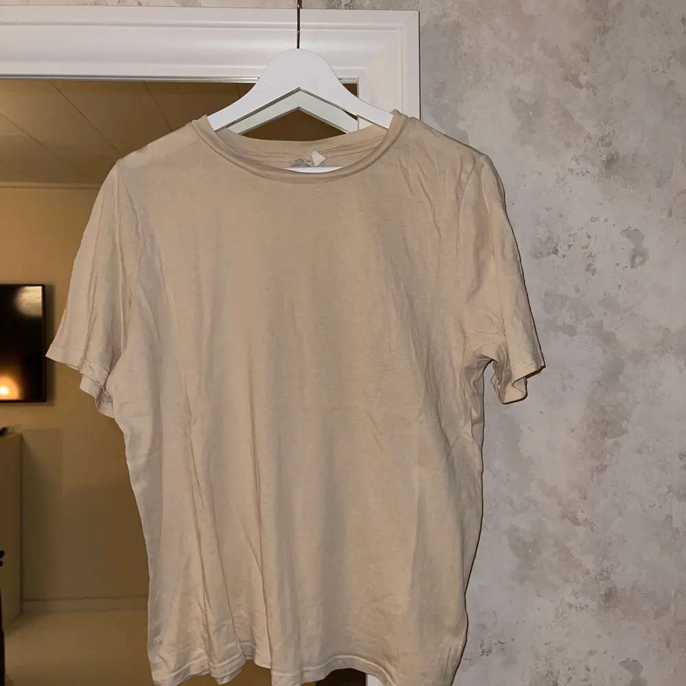 Basic T-shirt från ginatrocot, storlek M. T-shirts.