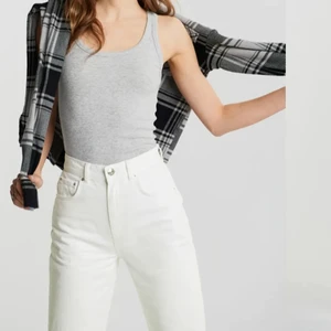 Jeans  - Säljer dessa vita jeans ifrån Ginatricot💞 Super fina! Köpta för 600kr använda 1 gång.