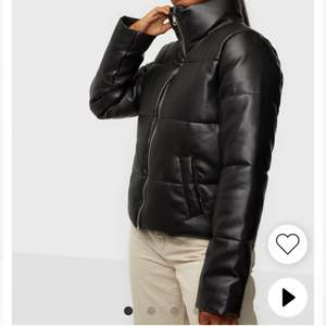 Faux Leather puffer jacka. Snygg vinterjacka som är använd fåtal gånger så den är i nyskick 🤍 Nypris 559kr. Skriv endast om ni är intresserade av att köpa!