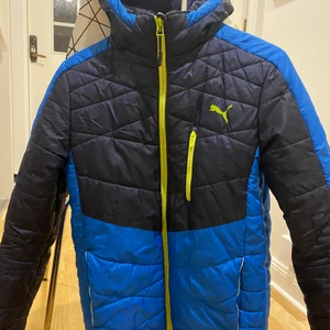 Puma jacka i strl 164-168 - Knappt använd ungdomsjacka i en ny skick säljs.