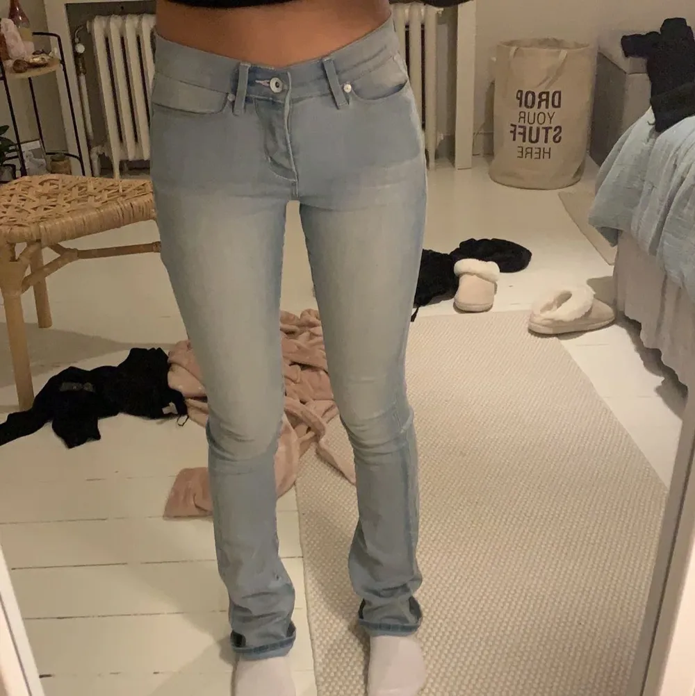 fick hemma dessa jeans idag men dom sitter inte som jag vill. köpta för 290kr. långa i benen. kontakta mig vid fler frågor. Jeans & Byxor.
