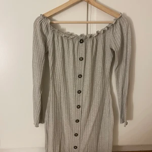 Klänning  - En off shoulder klänning som sitter så fint på. Vid intresse kan jag försöka leta fram en bild på hur den sitter på. Materialet är så bekvämt och den formas så fint efter kroppen. Passar en xs men även small. Kan fraktas men köparen står för frakt 