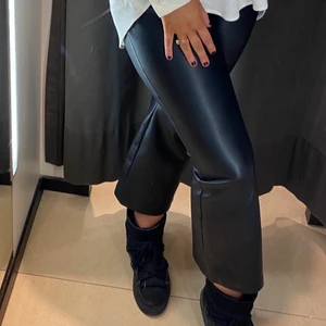 Skinnbyxor  - Jättefina skinnbyxor från zara i strl 40 men skulle säga att dom är 38. 150