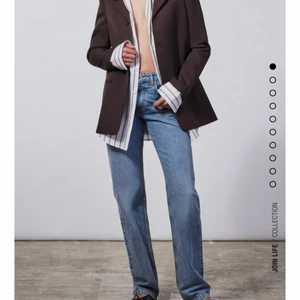 zara jeans mid waist straight  - säljer mina helt nya jeans från zara, då jag känner att de blev för stora för mig. hör av dig för fler bilder eller frågor!❤️ kan även säljas för 100kr plus frakt!( VID SNABB AFFÄR) köptes för 200kr plus 49kr frakt!