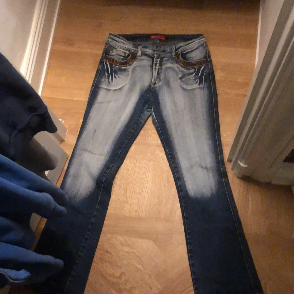 Jättesnygga bootcut jeans som är typ blekta/ slitna, buda❤️. Jeans & Byxor.