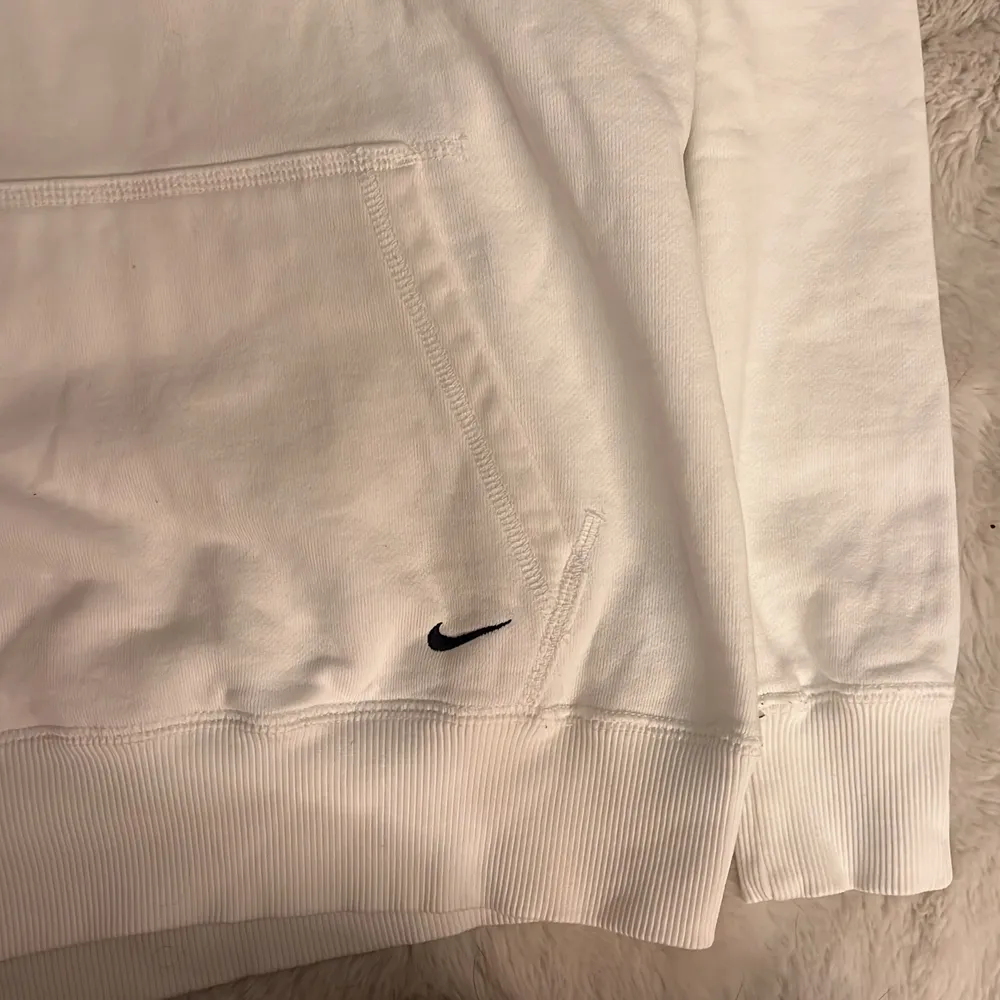 Jättefin vit Nike hoodie som ser helt ny ut som jag säljer för att den inte kommer till användning🤍 . Hoodies.