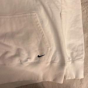 Jättefin vit Nike hoodie som ser helt ny ut som jag säljer för att den inte kommer till användning🤍 