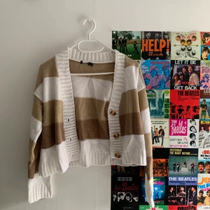 kofta - Säljer den här koftan från Boohoo köpt här på plick! Aldrig använd av mig! Frakten ingår ej i priset❤️