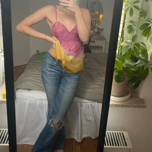 Levis jeans - Levis jeans som passar perfekt på mig som är strl S. Lite långa, är 165💖 köpt vintage. Dessvärre så har dragkjedjan gått sönder så man måste själv ”haka” i den när man stänger (går då att stänga! Se bild 3)😛 frakt står köpare för💙