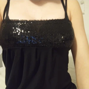 En svart tröja storlek s - Ett svart linne med fina paljetter på vi bysten storlek s :)
