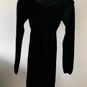 En svart klänning med fina detaljer (syns inte så bra på bilden, be om fler bilder vid intresse) 
