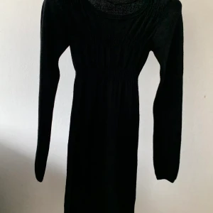 Svart klänning - En svart klänning med fina detaljer (syns inte så bra på bilden, be om fler bilder vid intresse) 