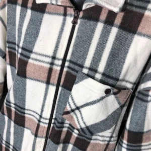 Rutig varm skjorta - Oversized, passar från storlek S-3XL. Dragkedjan är tight men den fungerar bra. Det finns inga defekter. 135cm byst och 80cm längd