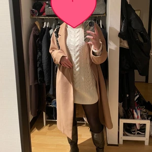 Vit stickad klänning - Säljer även min vita stickade klänning med slits på sidan nu pga att den är för kort ( är 170cm ). Den är inte stickig. Strl: S. Köparen står för frakten.