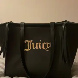 en super fin juicy  väska för 500 kr och aldrig använd om ni vill ha den är det bara att skriva på min snap Nelliee.2010 för jag ser inte era meddelanden 🖤🖤🖤