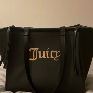 juicy - en super fin juicy  väska för 500 kr och aldrig använd om ni vill ha den är det bara att skriva på min snap Nelliee.2010 för jag ser inte era meddelanden 🖤🖤🖤