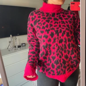 NAKD stickad tröja strlk:XL - Tröjan är oanvänd, köpt förra året! Passar perfekt för att hålla värmen under en tunnare jacka nu i höst/vinter!! Kragen är hög men sitter inte åt runt halsen. Väldigt mjuk och len, och den rosa färgen är to die for!!  Oversized för mig som bär S/M, sitter bra i både längd och armar!