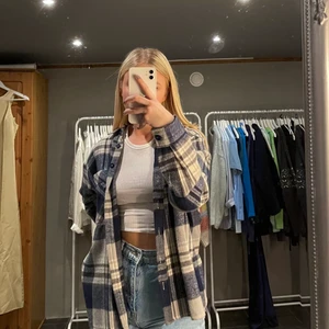 Overshirt - Säljer denna overshirt ifrån ASOS då jag inte använder den längre, använt den några få gånger så den är i bra skick! Köpare står för frakt🤗