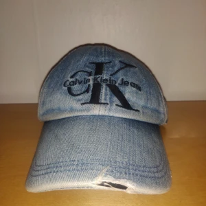 CK keps - Jeans worn look, knappt använd