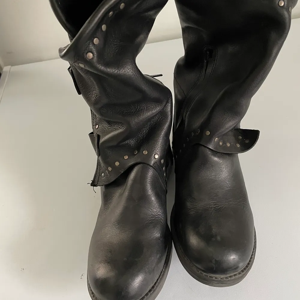 Boots med nitar i stl 38 som är köpta i Spanien så vet tyvärr inte vad märket är😁🤗 Köparen står för frakt! . Skor.