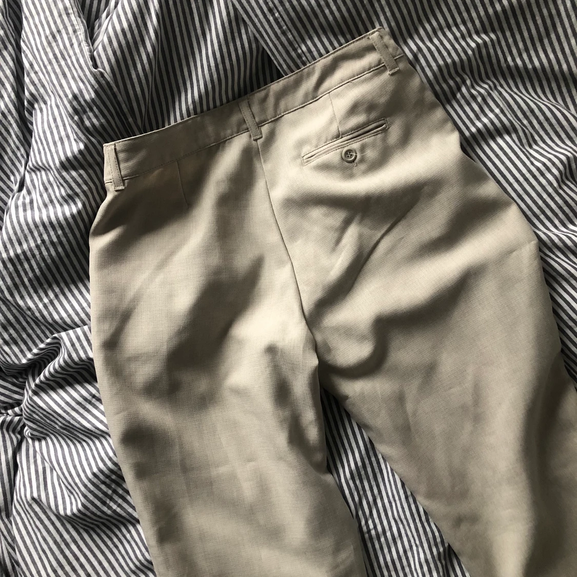 Lågmidjade beiga raka byxor - 90
