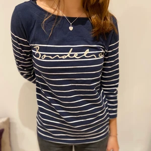 Bondelid tröja - Trekvartsärmad bondelide tröja. I en mörk marinblå färg med vita ränder. Knappt använd!
