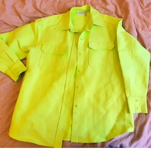 Oversized jacka - Detta är en oversized jacka från weekday som ALDRIG är använd!!💚 Den är neongrön, mer än på bilden och är verkligen jättestor fast att den är xs! Kan mötas upp  eller frakta🌸🌼