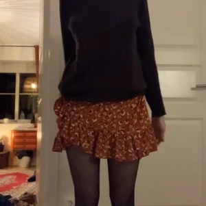 Söt kjol - En supersnygg blommig volangkjol. Väldigt sparsamt använd. Jag är strl 34/36 o 165cm passar mig väldigt bra men är stretchig, jag har även vikt upp den lote så den är lite kortare