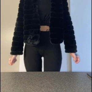 Ginatricot  - Den är i nyskick, storleken är XL men den är väldigt kort på mig då jag är lång ( 185cm) därav har jag inte använt den. Mina väninnor som har ca XS/S sitter den bra på. Vill ni ha bättre bilder fixar jag det! 