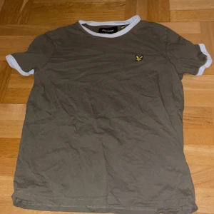 Tröja från Lyle & Scott - Storlek M, Grön tröja från Lyle & Scott, som nyskick, skön tröja