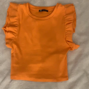 Orange Zara tröja  - Köpte den i somras och jag älskade den. Den är i nyskick och har använt den ett par gånger💕 Nypriset var ungefär 300 kr. 