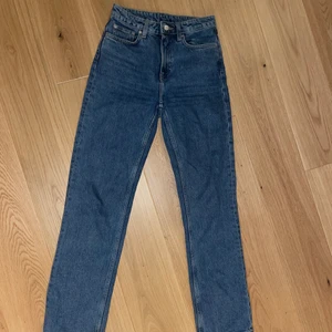 Weekday jeans Voyage - Storlek är 25/32. Ny dragkedja som är fixad hos skräddare.