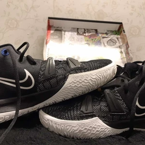  Nike KYRIE 7   - Dessa skor har ett värde runt 1500kr, men har används 2 gånger. Säljer de för 1350 box ingår till skor. Diskussion tas via mess❤️ Håller länge. Stolek 39. Kan även passa folk med stolek 40