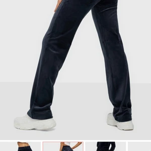 Juicy Coture - Byxor som är köpta förra året från Raglady. Säljer då jag ej tycker om dem längre och de är för små, färgen är mörkblå. Skriv privat för fler bilder eller frågor, frakt ingår ej<3