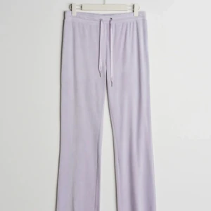 Gina Tricot mjukisbyxor  - Säljer dessa sjukt sköna mjukisbyxorna från gina tricot i en pastellila färg. Aldrig använda då de inte passade mig. Storlek S, jag köpte de för 229kr och säljer för 100kr. 