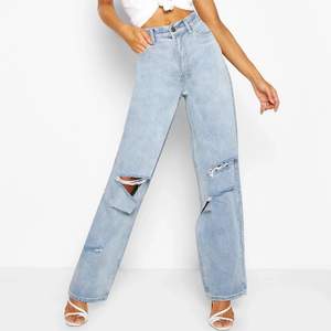 Boyfriend jeans med slitningar köpta från boohoo!  Nypris 450