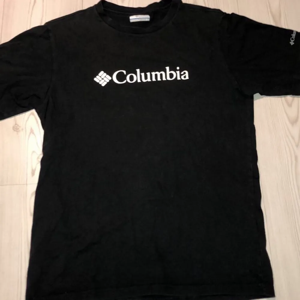 Säljer en svart Columbia T-shirt i storlek M då jag växt ur den inga skador eller fläckar på tröjan och i bra skick. cond 7/10. T-shirts.