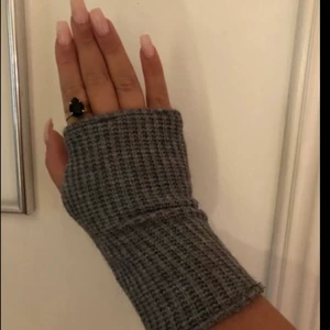 Torgvantar  - Vi kommer börja sälja våra egna tillverkade handledsvärmare eller även kallade torgvantar. Vi kommer sälja svart och gråa i one size. 1 par för 149kr och 2 för 279kr :)