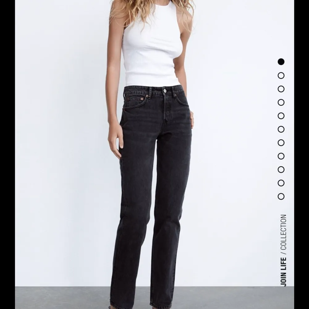Säljer dessa otroligt fina och populära zara jeans pga att de är alldeles för små för mig, storlek 34 men lutar mer åt en 32 skulle jag säga. Säljer för 100kr + frakt, använda max 4 gånger och i fint skick! . Jeans & Byxor.