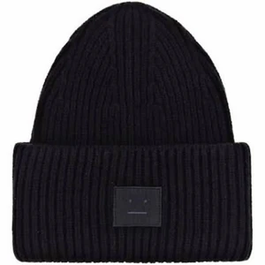 Acne mössa - Lägger upp igen pga oseriös köpare! Säljer min fina acne mössa som köptes förra året på Farfetch! Lappen inuti mössan håller på å lossna, men det syns inte och är lätt att fixa!💕