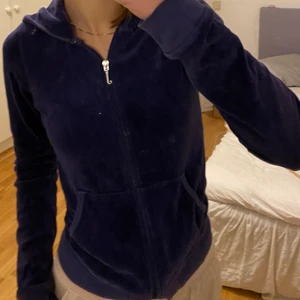 Juicy tröja - Juicy med coolt tryck på ryggen i lila. Bra skick🔥🔥