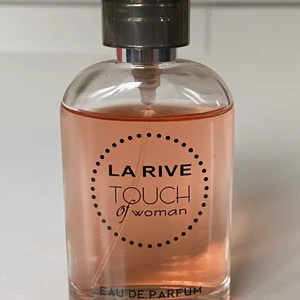 Parfym  - Luktar jättegott nästan aldrig använt. KÖPARE STÅR FÖR FRAKT 