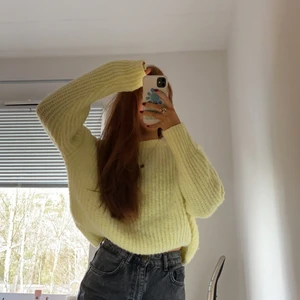 Gul stickad tröja från zara - Gul stickad tröja från Zara! Väldigt sparsamt använd, frakt på 66 kr (spårbar) tillkommer.