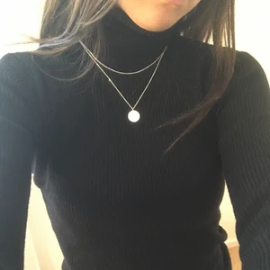 Svart polotröja  - Svart ribbad polotröja. Passar med fina smycket till eller en tröja över. Använd några få gånger därför i bra skick.