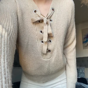 Tröja stickad  - Oanvänd stickad tröja med snörning 