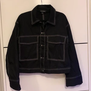 Jacka - En kort jacka ifrån Monki. En är lite oversize av sig. HALVA PRISET PÅ FRAKTEN 